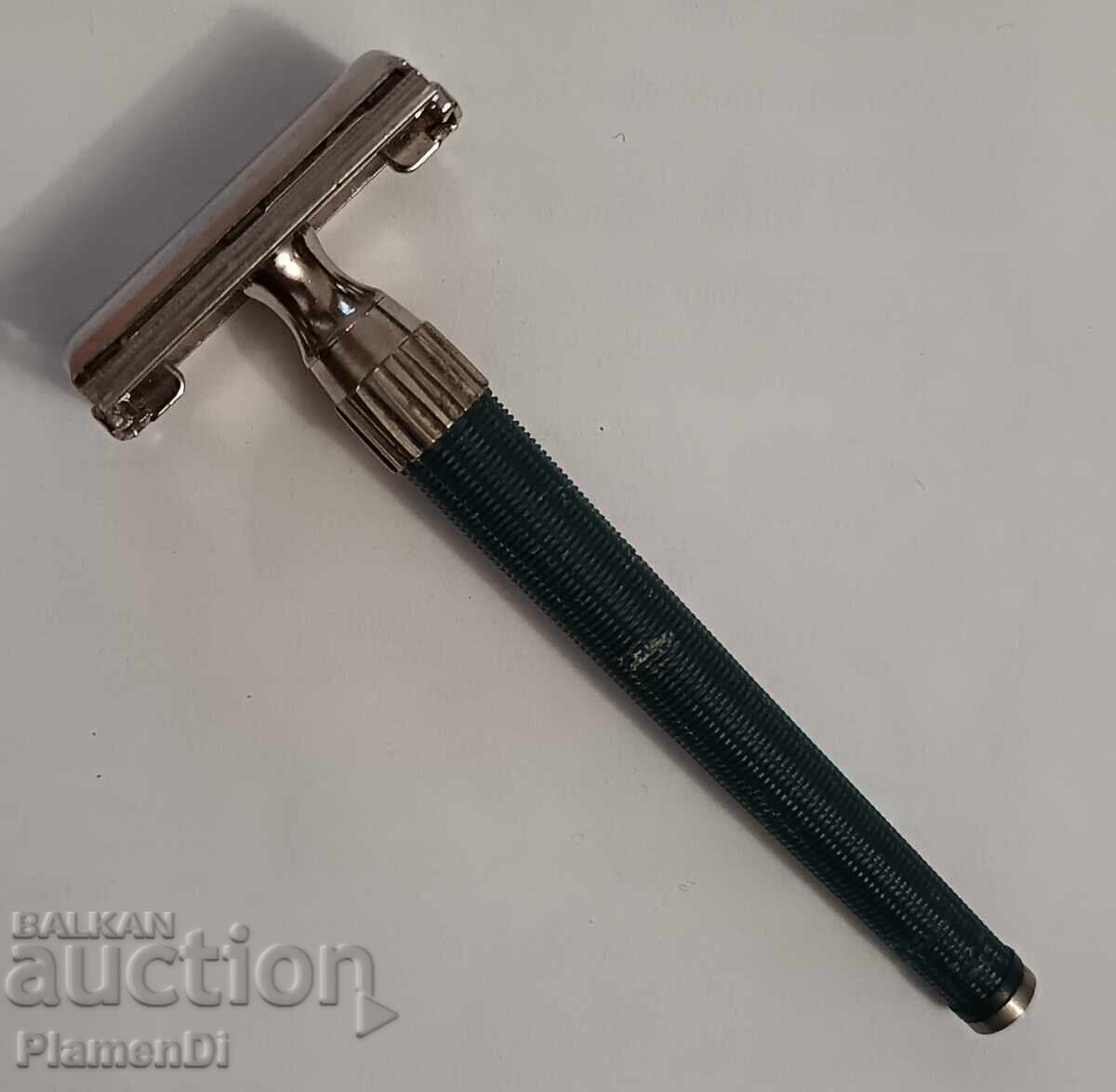 Стара самобръсначка Gillette Slim Twist. с цена € 10.20 | 19.95 лв.