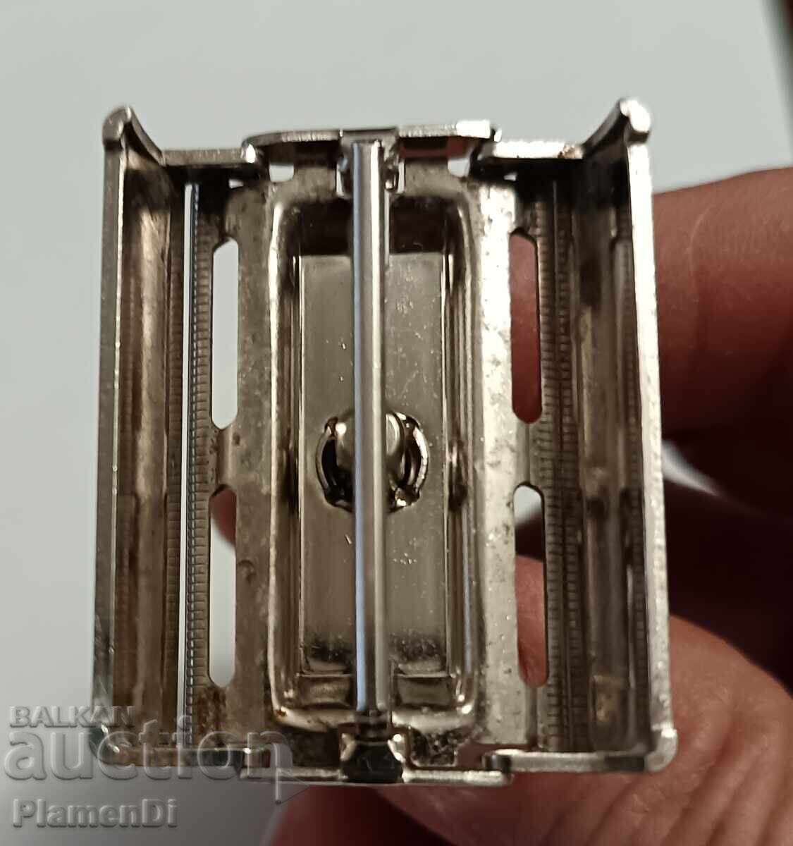 Доставка на Стара самобръсначка Gillette Slim Twist.