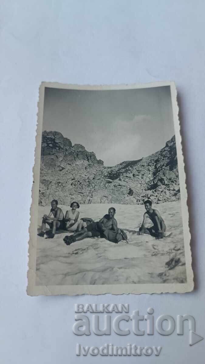 Fotografie Tineri și fată în munți