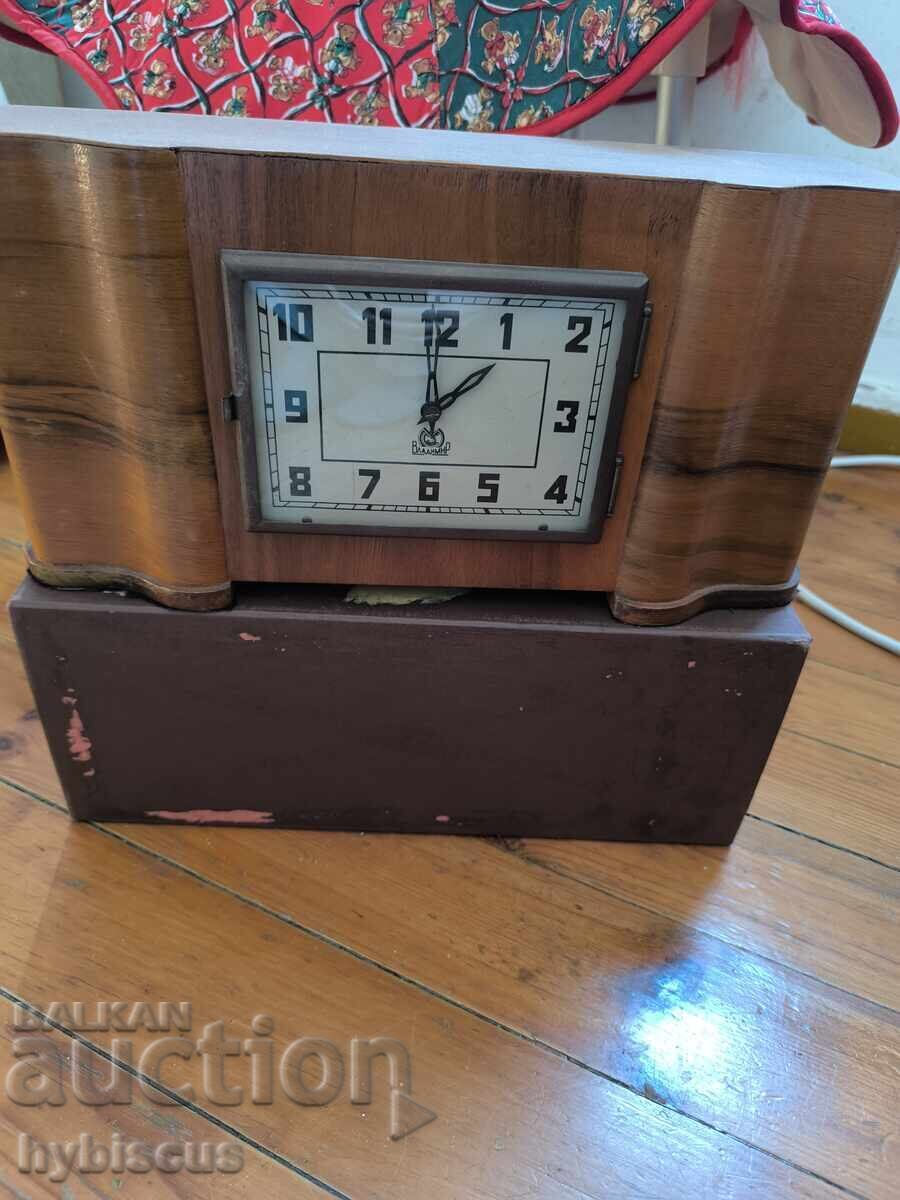 Παλαιό ρολόι Σοβιετικής Ένωσης από το 1958, μάρκα Βλαντιμίρ με τιμή € 95.00 | 185.80 BGN Παλαιό ρολόι Σοβιετικής Ένωσης από το 1958, μάρκα Βλαντιμίρ με τιμή € 95.00 | 185.80 BGN