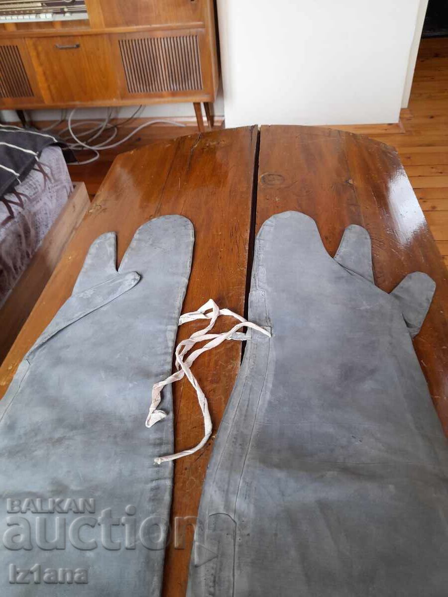 Стари предпазни химически ръкавици с цена € 16.00 | 31.29 лв. Стари предпазни химически ръкавици с цена € 16.00 | 31.29 лв.