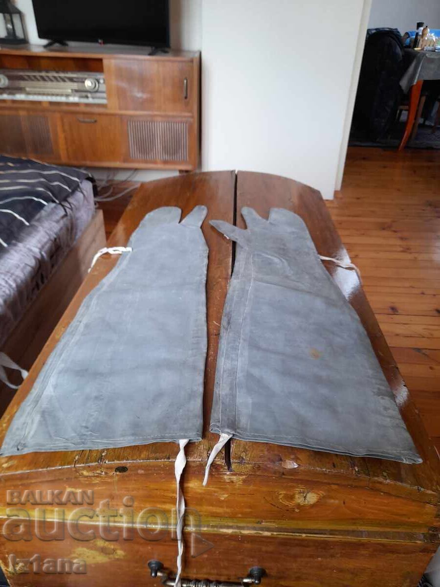 Стари предпазни химически ръкавици - 5 Стари предпазни химически ръкавици - 5