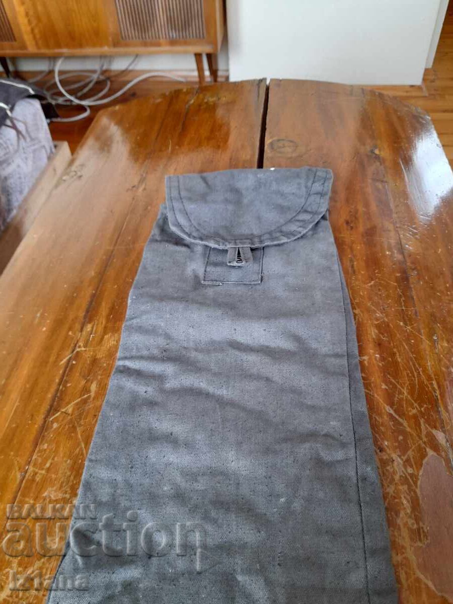 Husa veche din pânză cerată cu preț € 16.00 | 31.29 BGN Husa veche din pânză cerată cu preț € 16.00 | 31.29 BGN