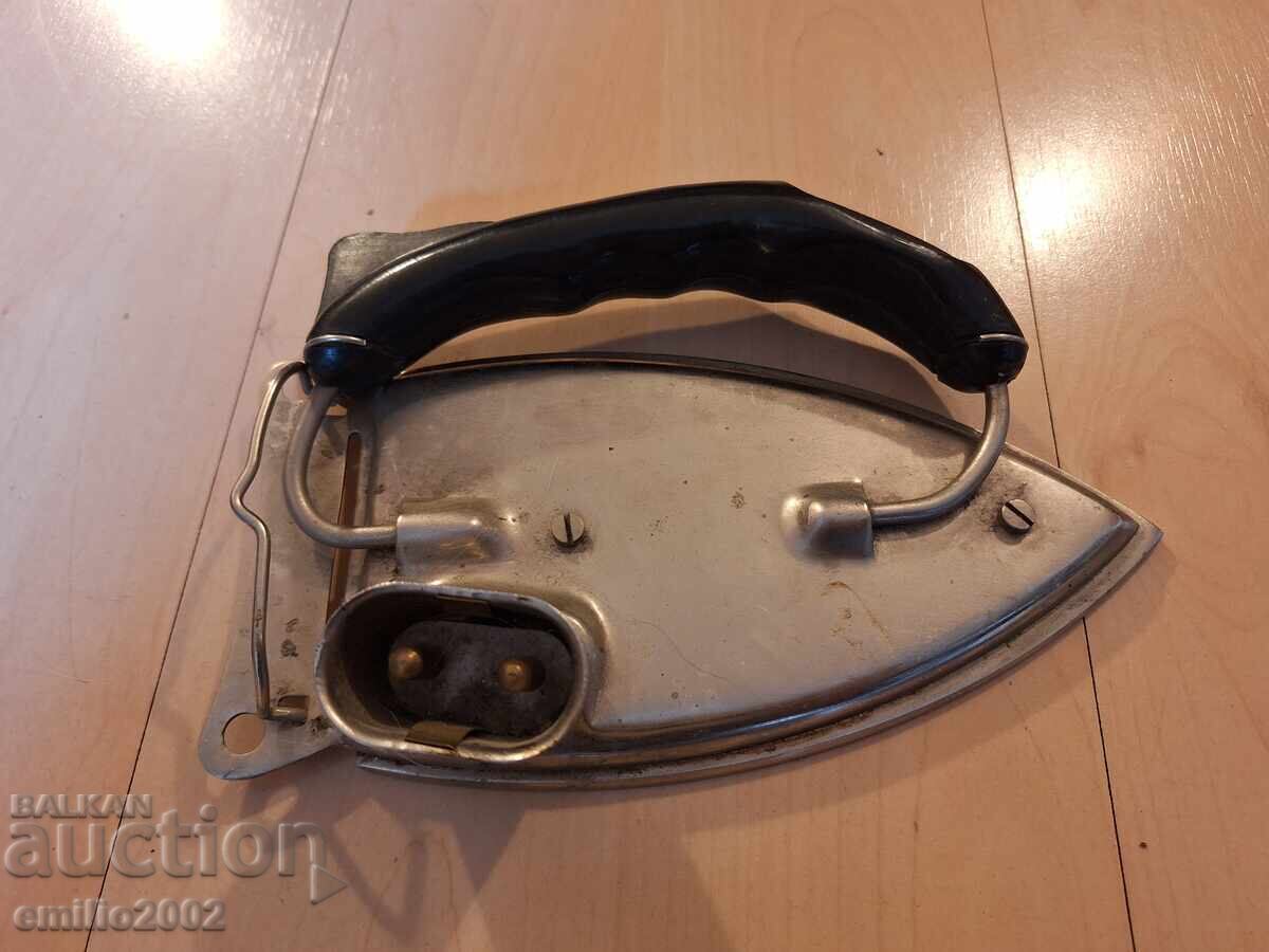 Ретро туристическа ютия от времето на соца с цена € 4.00 | 7.82 лв. Ретро туристическа ютия от времето на соца с цена € 4.00 | 7.82 лв.