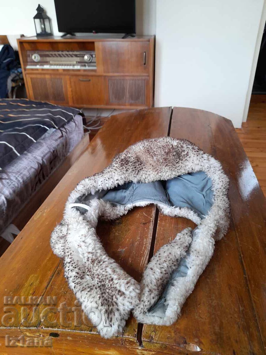 Veche căciulă de copil cu urechi Veche căciulă de copil cu urechi