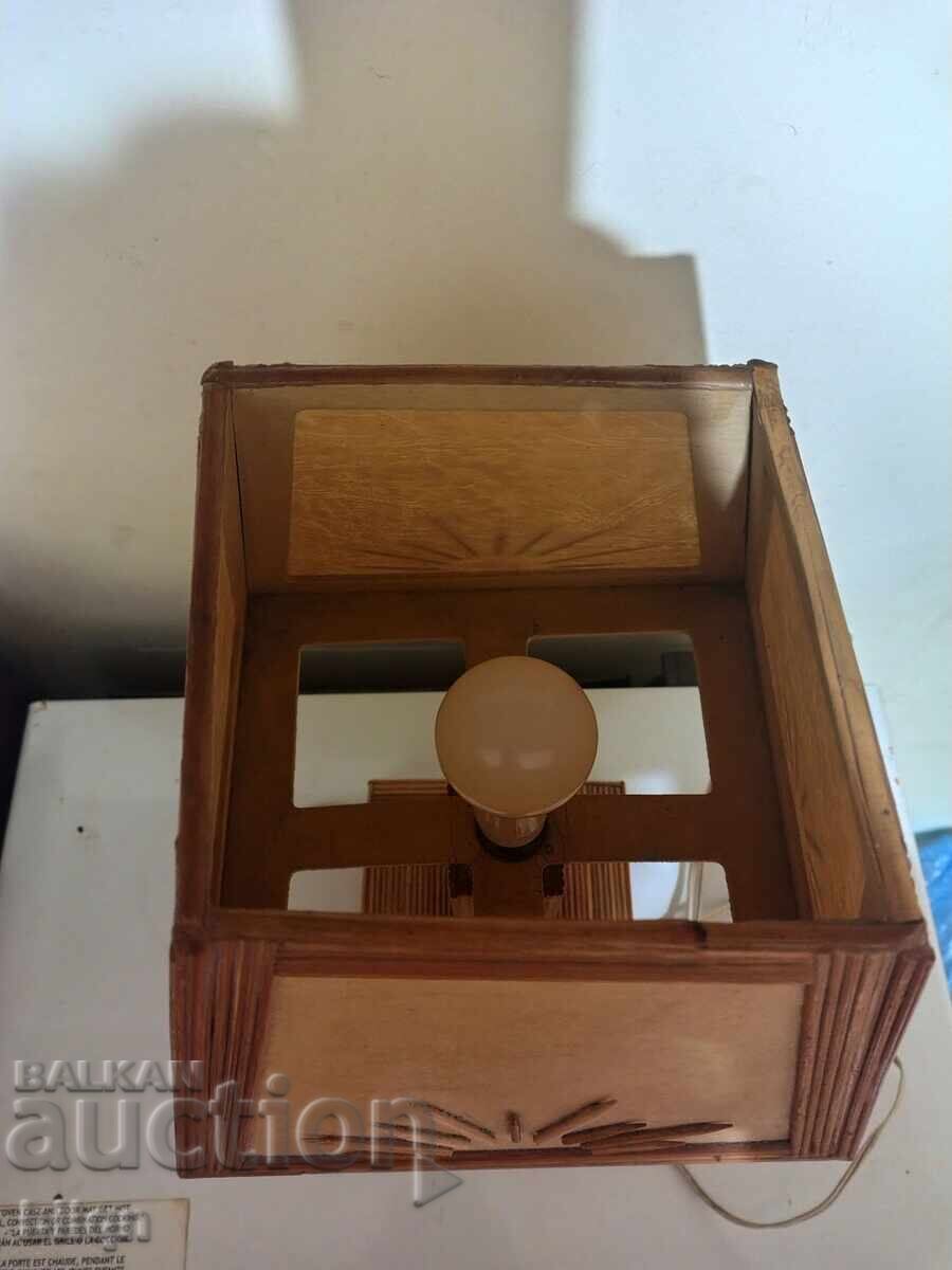 Интересна Стара Дървена Настолна Лампа с цена € 22.21 | 43.44 лв. Интересна Стара Дървена Настолна Лампа с цена € 22.21 | 43.44 лв.