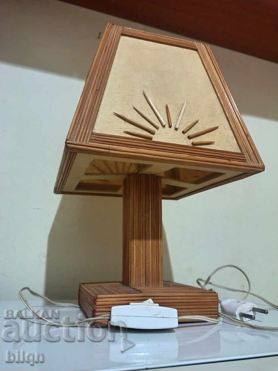 Аукцион Интересна Стара Дървена Настолна Лампа Аукцион Интересна Стара Дървена Настолна Лампа