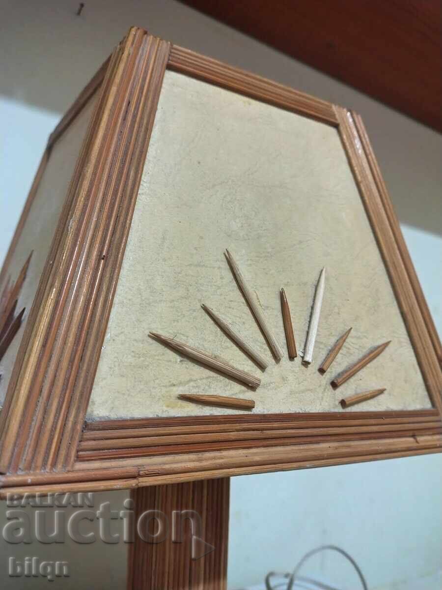 Доставка на Интересна Стара Дървена Настолна Лампа Доставка на Интересна Стара Дървена Настолна Лампа