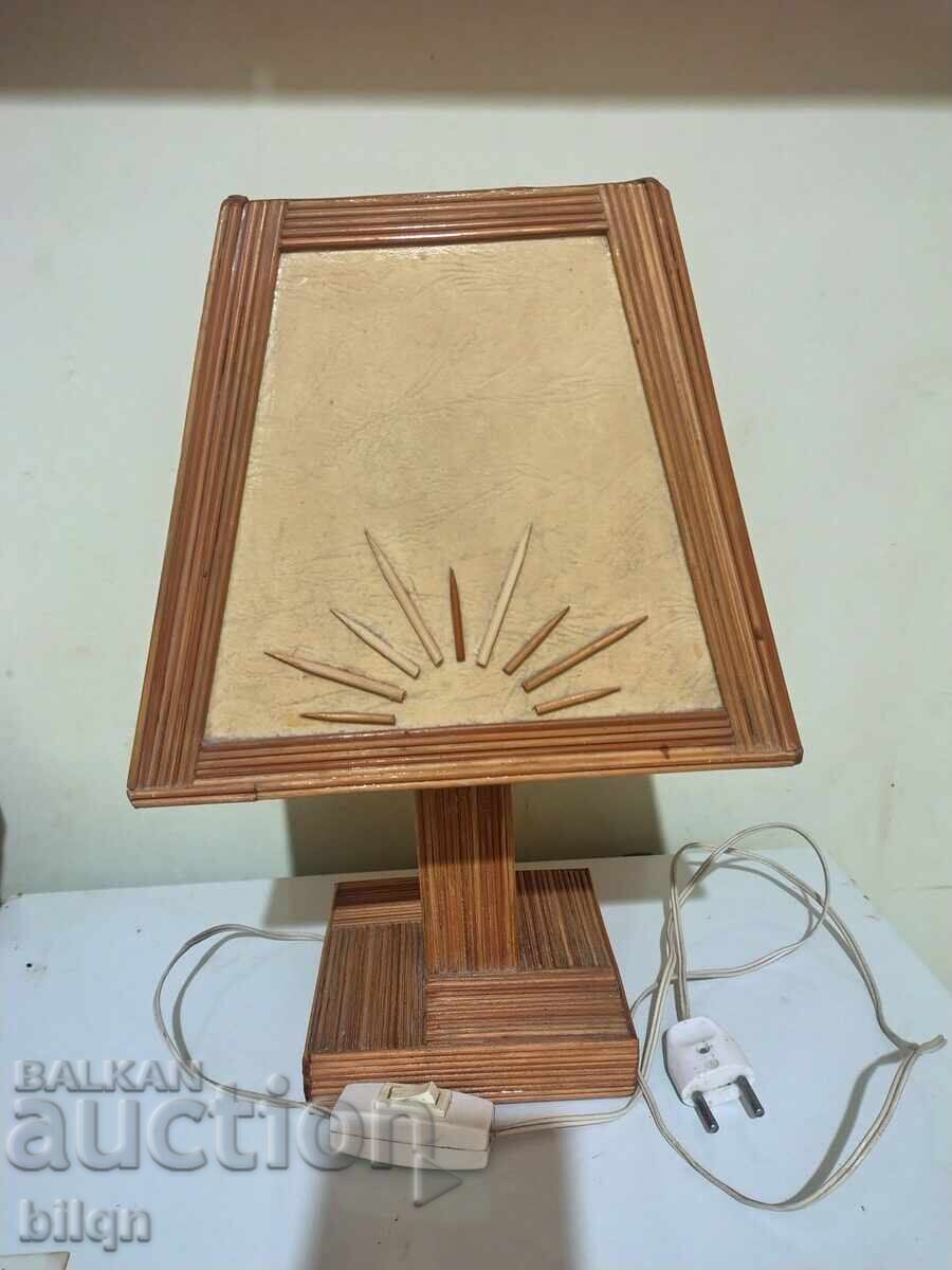 Интересна Стара Дървена Настолна Лампа Интересна Стара Дървена Настолна Лампа