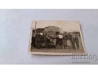 Fotografie Bărbați femei băieți și fete în fața unui camion retro
