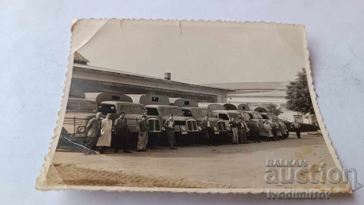 Φωτογραφία Σόφια Άνδρες μπροστά από παρατεταγμένα ρετρό φορτηγά