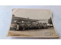 Снимка София Мъже пред строени ретро товарни автомобили