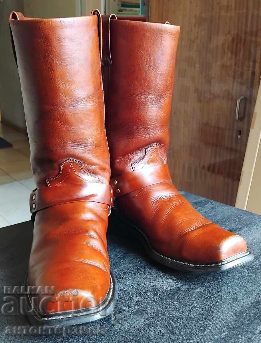 Παράδοση Μπότες μηχανής τύπου "harness" με λοξό (τετράγωνο) δάχτυλο Παράδοση Μπότες μηχανής τύπου "harness" με λοξό (τετράγωνο) δάχτυλο