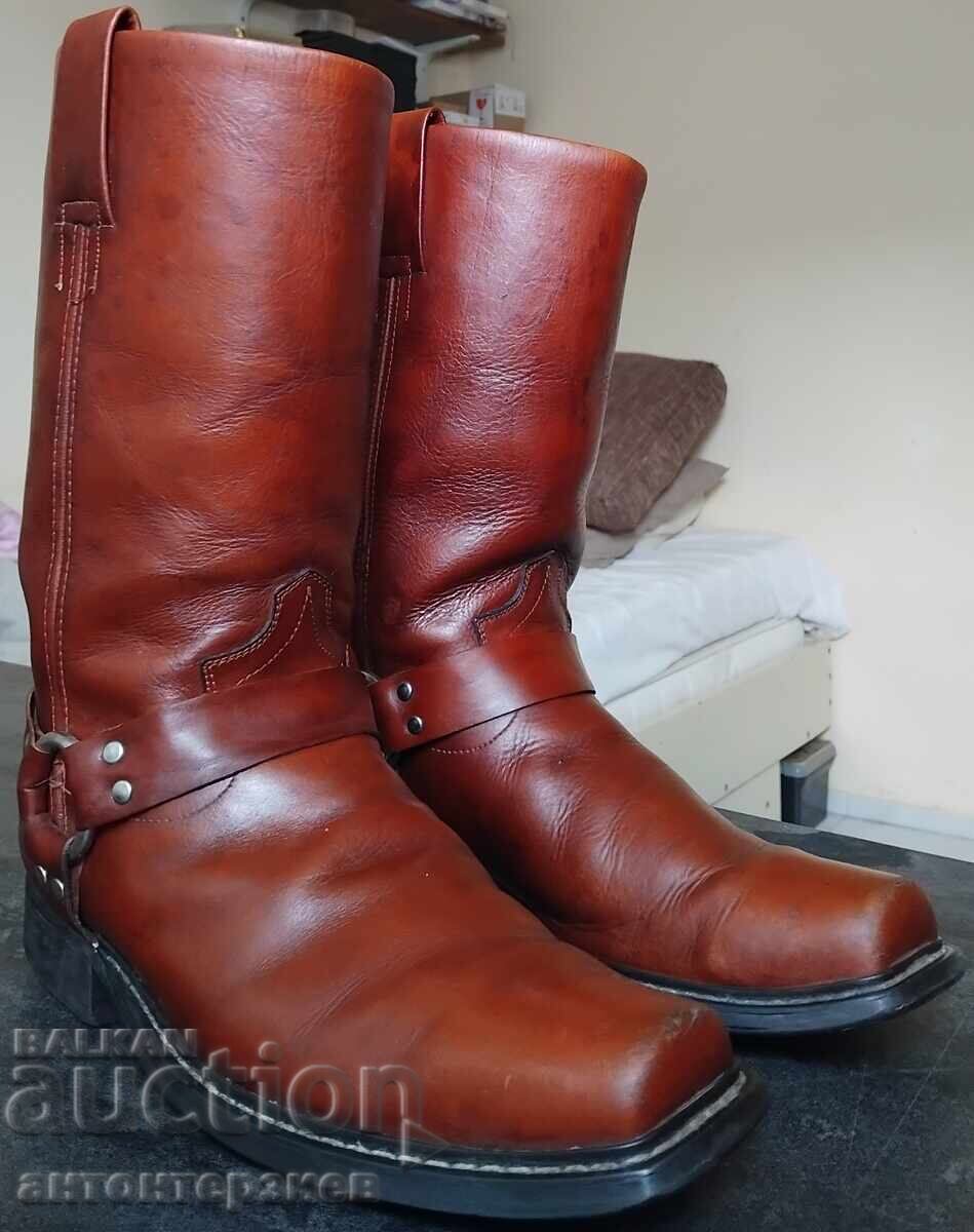 Μπότες μηχανής τύπου "harness" με λοξό (τετράγωνο) δάχτυλο Μπότες μηχανής τύπου "harness" με λοξό (τετράγωνο) δάχτυλο