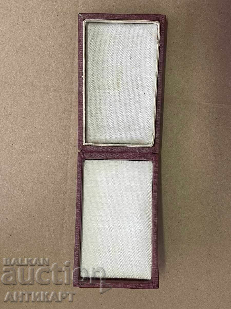 Cutie pentru medalie cu preț € 26.00 | 50.85 BGN Cutie pentru medalie cu preț € 26.00 | 50.85 BGN