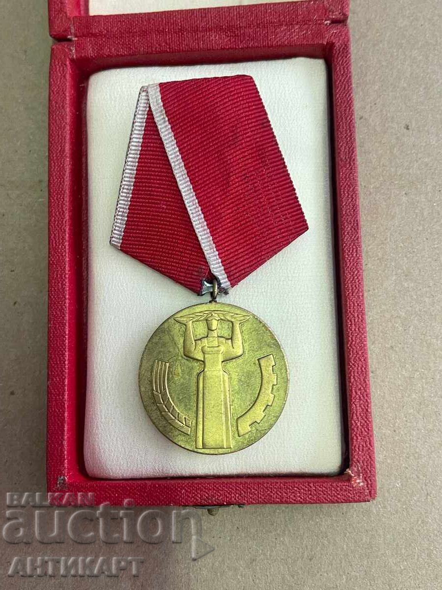 Μετάλλιο με παλιό, πρώιμο κομμουνιστικό κουτί Μετάλλιο με παλιό, πρώιμο κομμουνιστικό κουτί