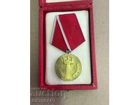 медал със стара ранна комунистическа кутия
