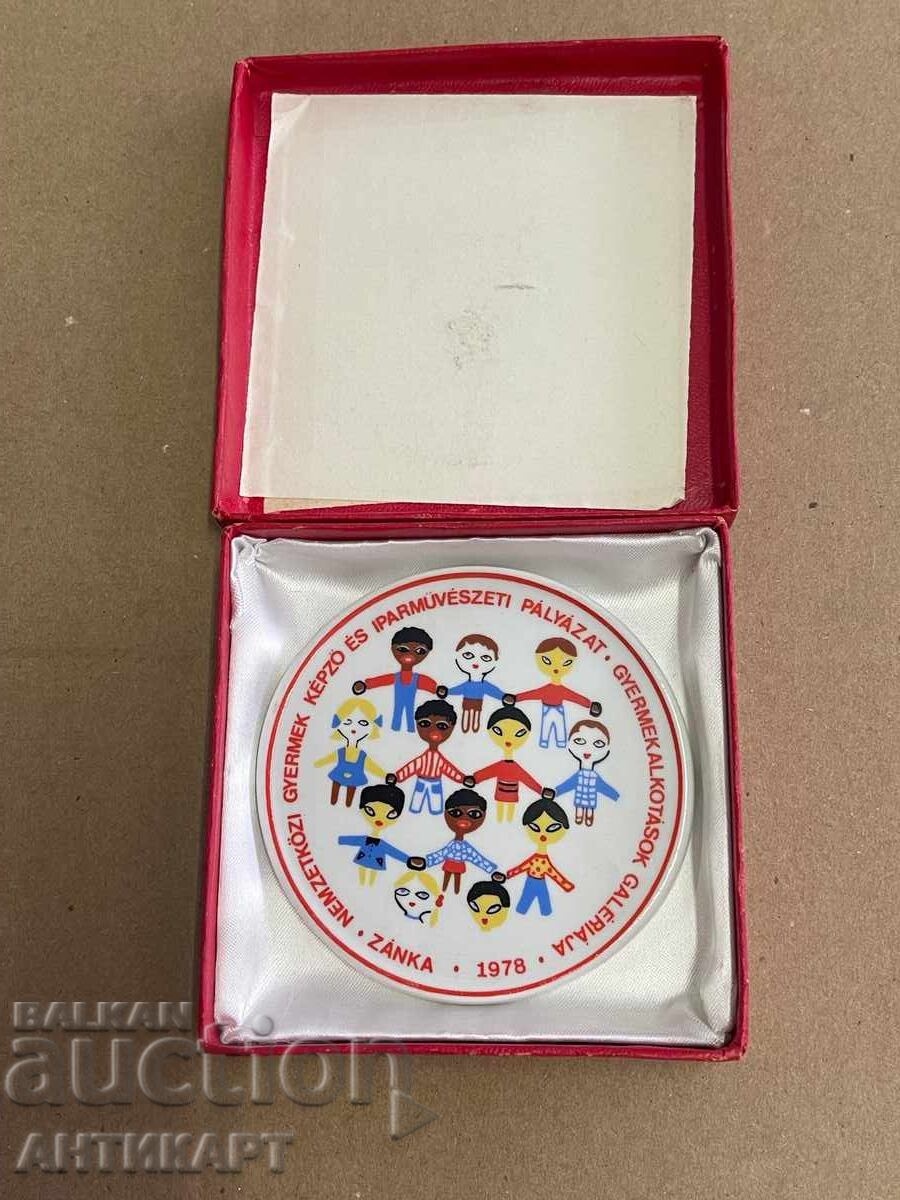 Ουγγρική πορσελάνινη πλακέτα Hollohaza έτους παιδιού 1978 Ουγγρική πορσελάνινη πλακέτα Hollohaza έτους παιδιού 1978