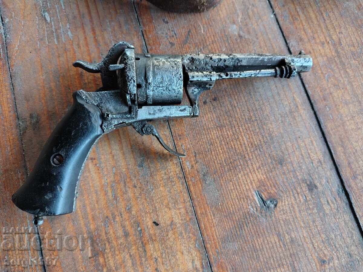 Un revolver vechi cu preț € 100.00 | 195.58 BGN