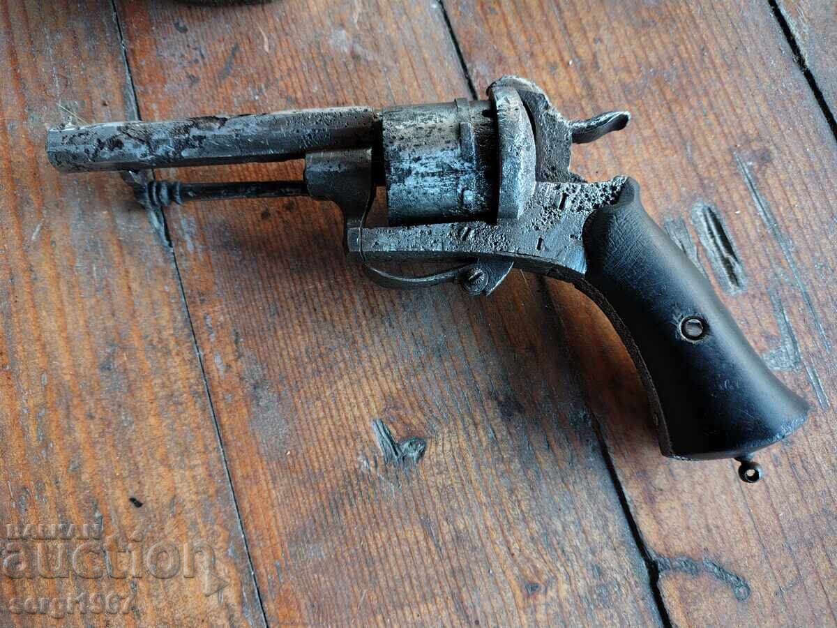 Livrarea Un revolver vechi