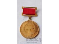 Badge 80 years. Revolutionary trade union movement in Bulgaria