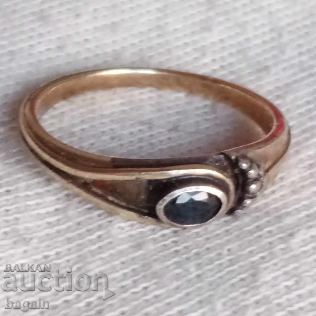 Доставка на Сребърен пръстен със сапфир и позлата. Доставка на Сребърен пръстен със сапфир и позлата.