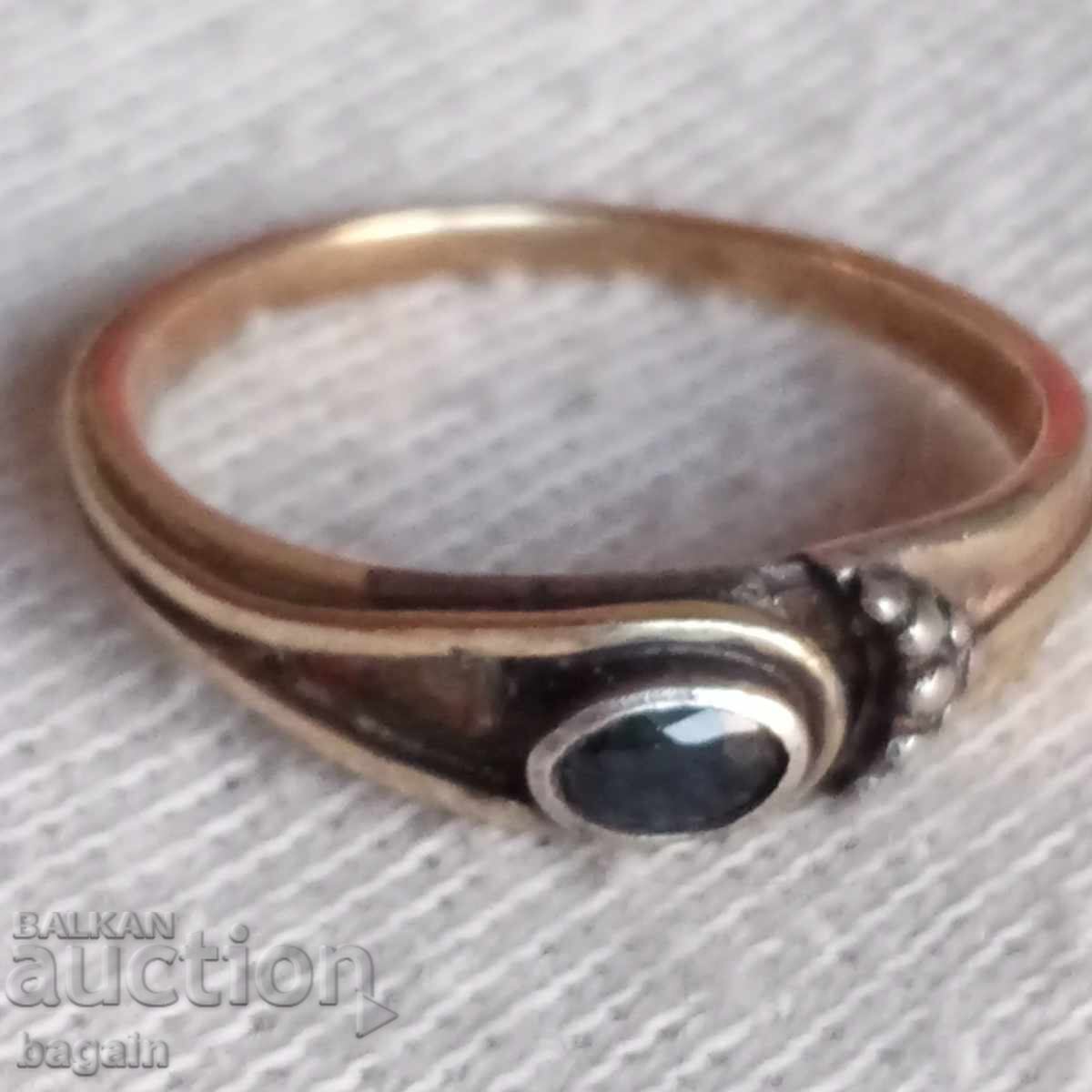 Сребърен пръстен със сапфир и позлата. Сребърен пръстен със сапфир и позлата.