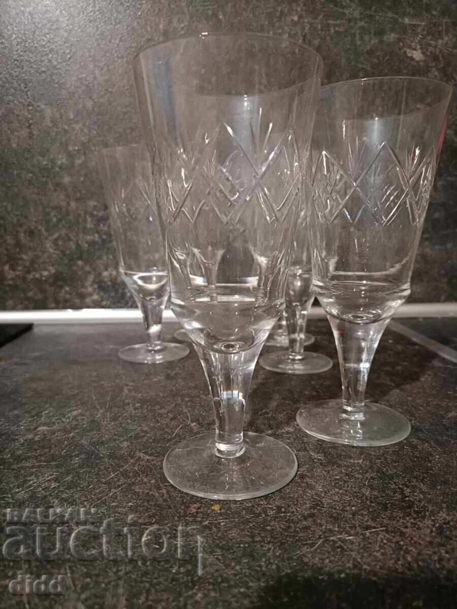 Un set de cești cu preț € 35.00 | 68.45 BGN