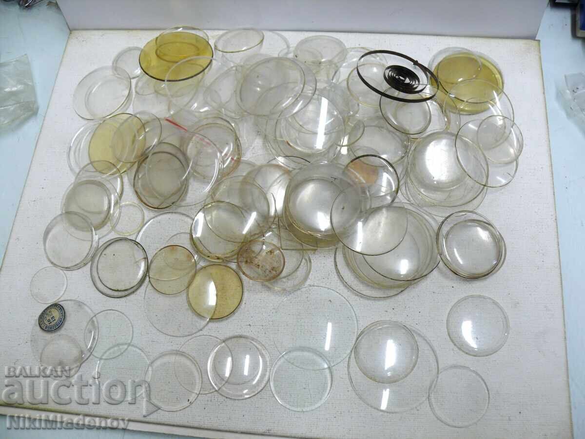 O mulțime de ochelari pentru ceasuri de buzunar și de mână O mulțime de ochelari pentru ceasuri de buzunar și de mână