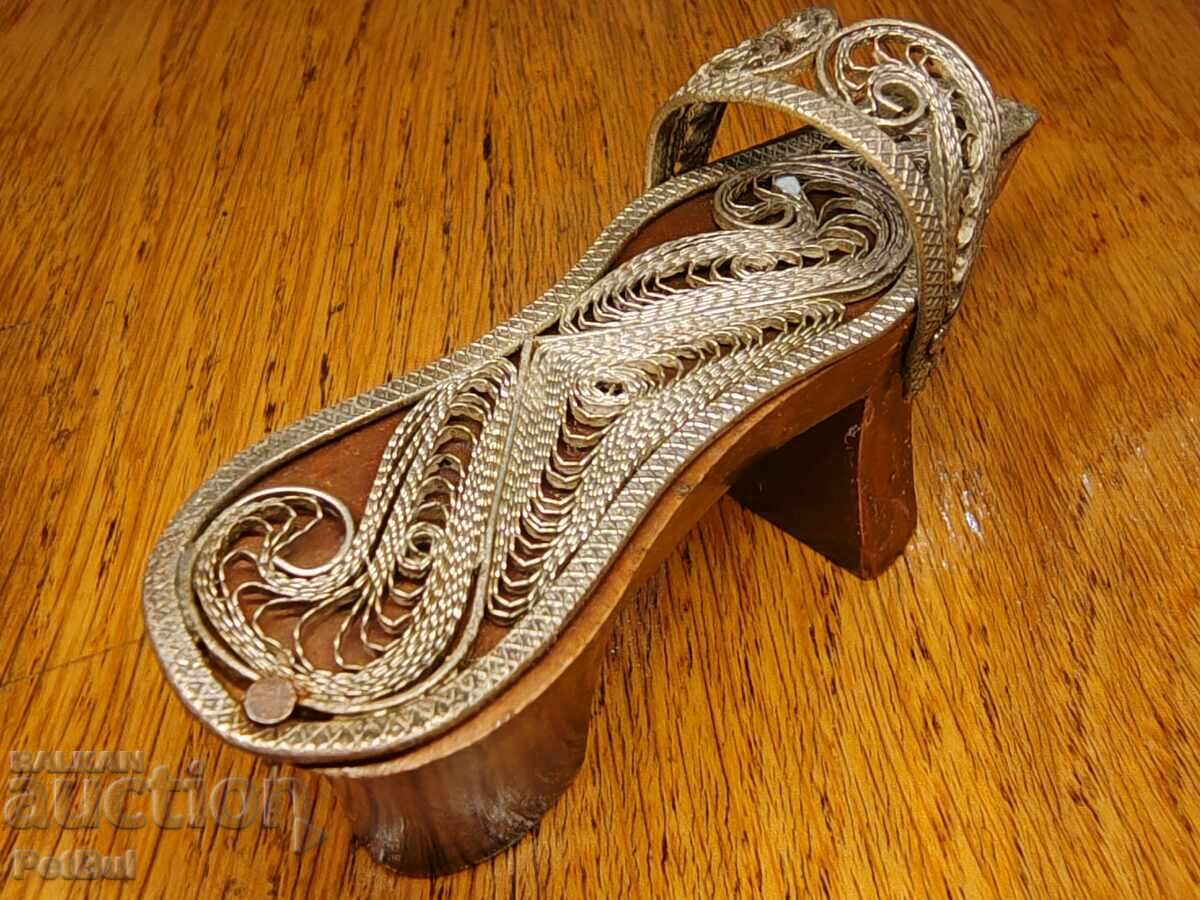 Σταρ Ντεκόρ. Παντόφλα Τσόχα, Δώρο Νεόνυμφων με τιμή € 79.99 | 156.45 BGN Σταρ Ντεκόρ. Παντόφλα Τσόχα, Δώρο Νεόνυμφων με τιμή € 79.99 | 156.45 BGN