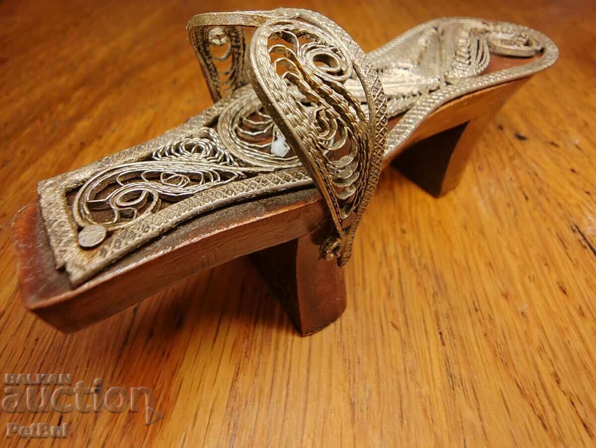 Παράδοση Σταρ Ντεκόρ. Παντόφλα Τσόχα, Δώρο Νεόνυμφων Παράδοση Σταρ Ντεκόρ. Παντόφλα Τσόχα, Δώρο Νεόνυμφων