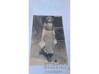 Carte poștală Jeune Auvergnate se Rendant a la Fontaine