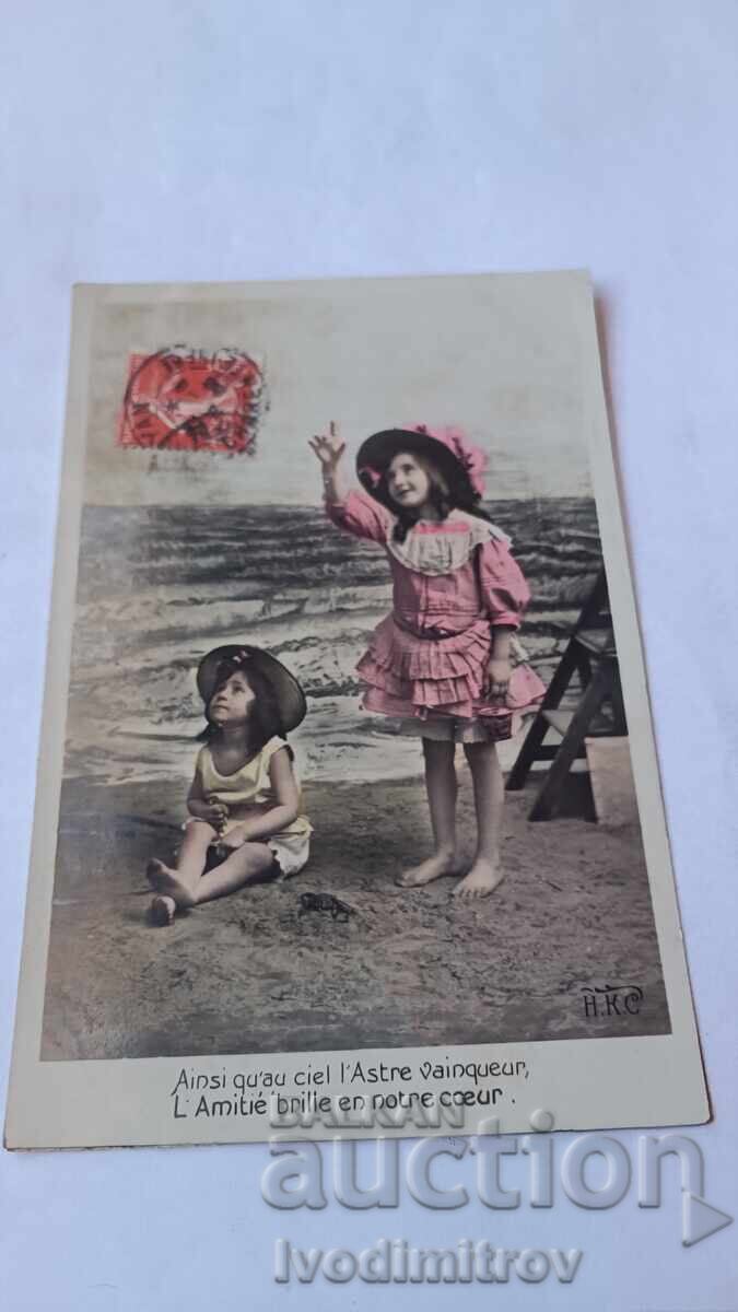 Carte poștală Două fetițe pe plajă