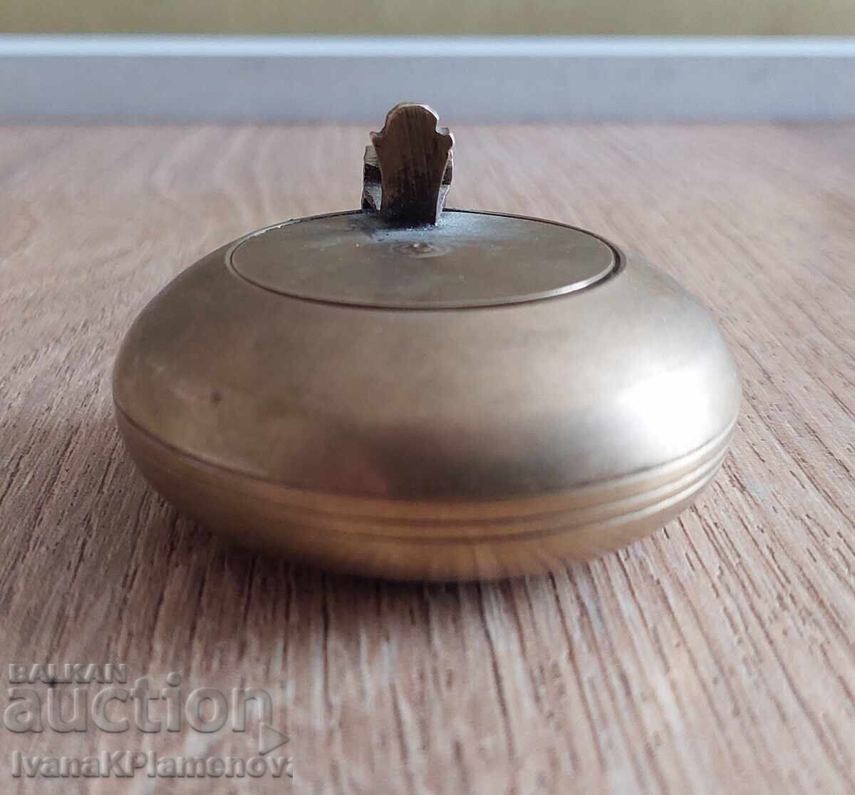 Кутийка пепелник месинг за ценители с цена € 15.00 | 29.34 лв. Кутийка пепелник месинг за ценители с цена € 15.00 | 29.34 лв.