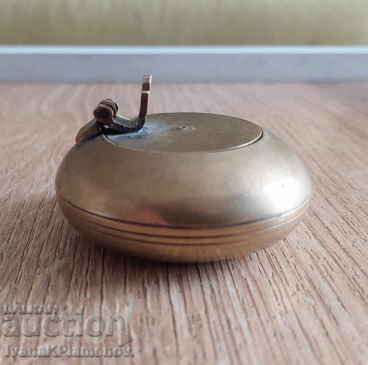 Аукцион Кутийка пепелник месинг за ценители Аукцион Кутийка пепелник месинг за ценители