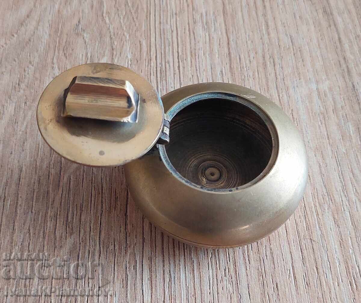 Доставка на Кутийка пепелник месинг за ценители Доставка на Кутийка пепелник месинг за ценители