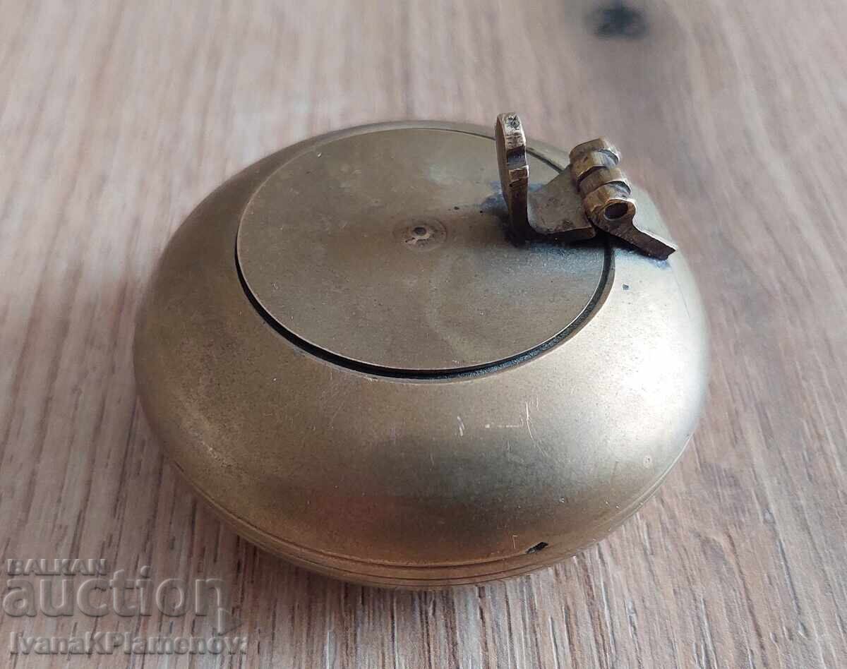 Кутийка пепелник месинг за ценители Кутийка пепелник месинг за ценители