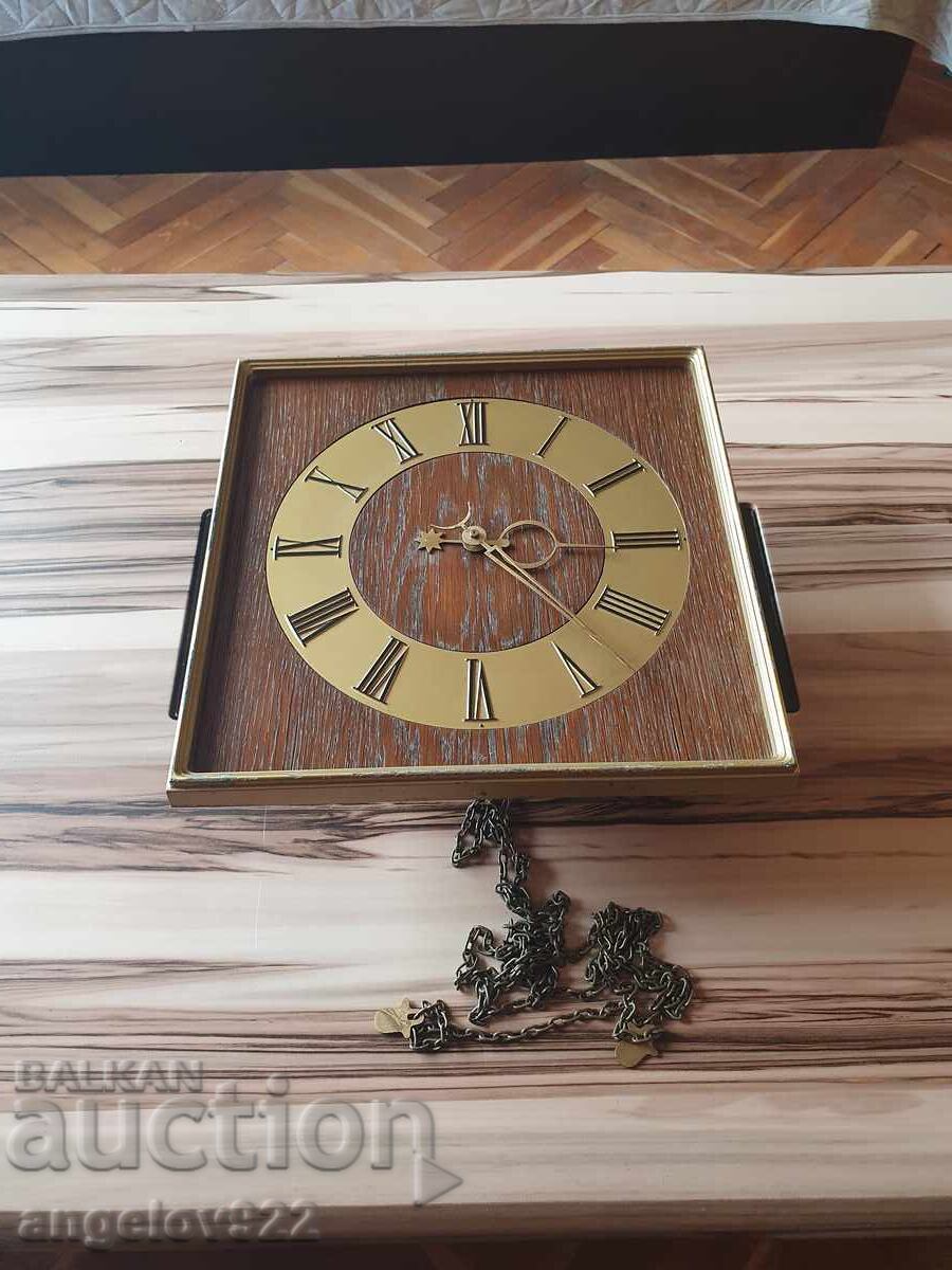 Красив стенен часовник!!!