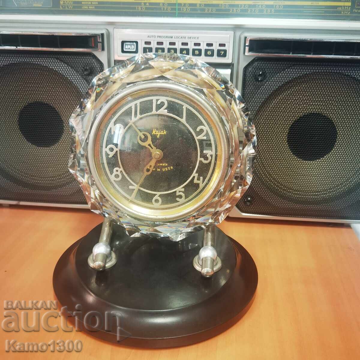 Ретро настолен часовник "Маяк" (СССР, 60-те/70-те) Ретро настолен часовник "Маяк" (СССР, 60-те/70-те)