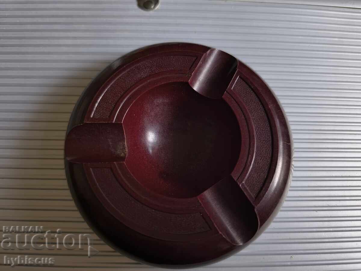 Παλιό σταχτοδοχείο από φαινολική βακελίτη με τιμή € 20.00 | 39.12 BGN Παλιό σταχτοδοχείο από φαινολική βακελίτη με τιμή € 20.00 | 39.12 BGN