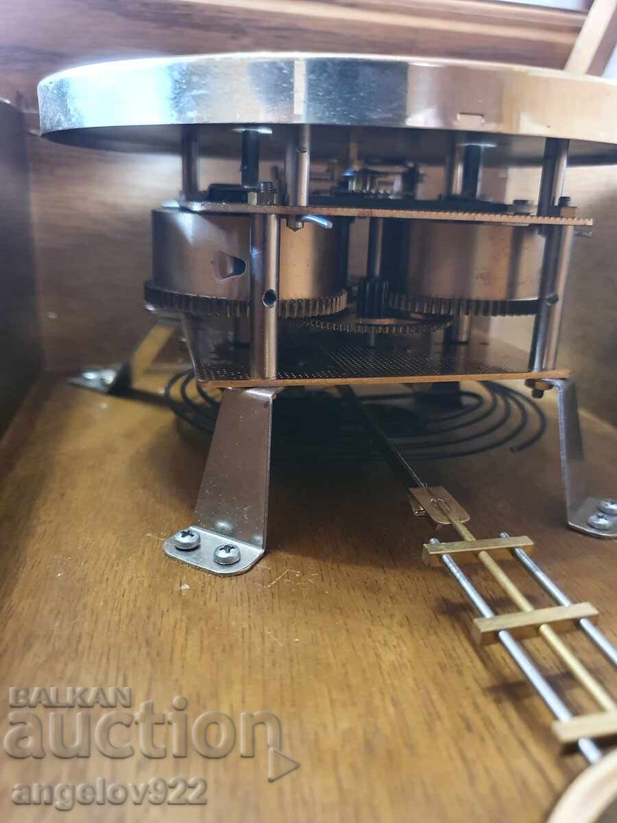 Παράδοση Όμορφο ρολόι τοίχου EMES ΛΕΙΤΟΥΡΓΙΚΟ