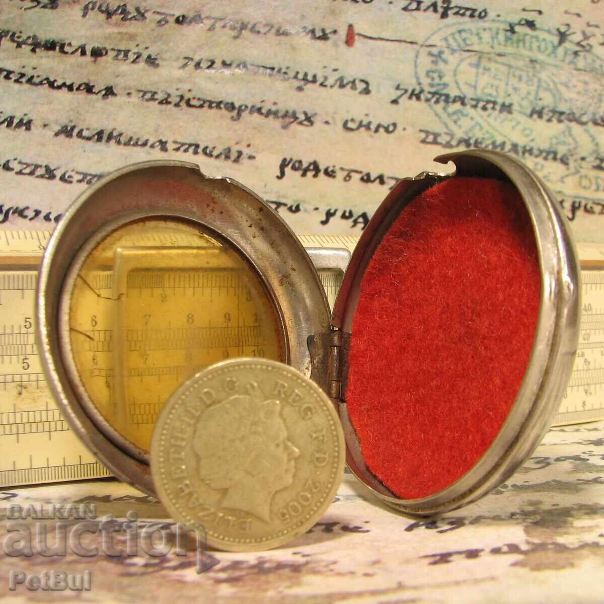 Licitație Cutie Veche pentru Ceas de Buzunar Catifea Roșie Marcată