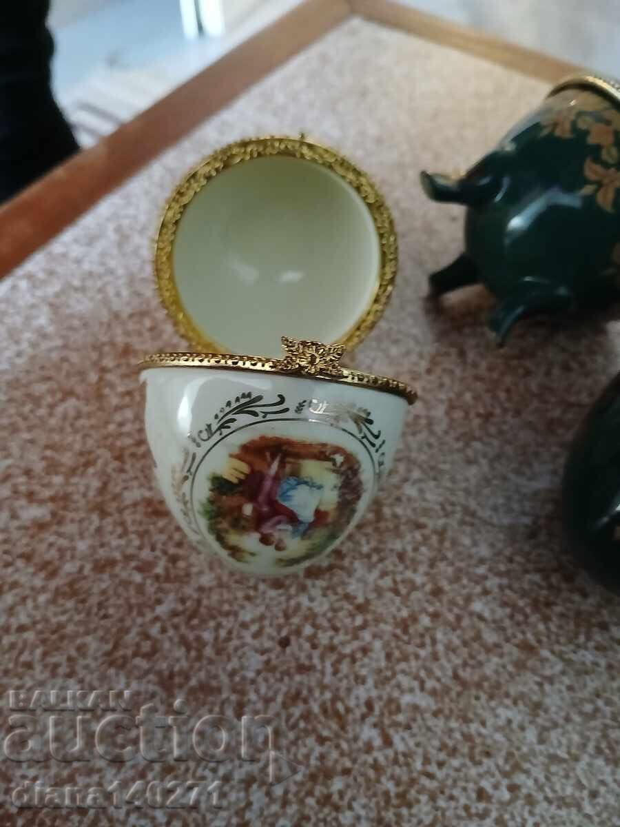 Δημοπρασία Τρία αυγά, ένα διακοσμητικό και δύο τύπου "Φαμπερζέ" Δημοπρασία Τρία αυγά, ένα διακοσμητικό και δύο τύπου "Φαμπερζέ"