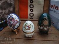 Τρία αυγά, ένα διακοσμητικό και δύο τύπου "Φαμπερζέ"