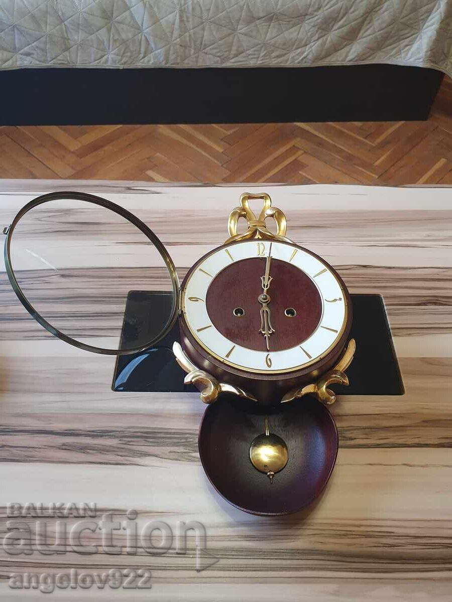 Красив стенен часовник РАБОТЕЩ с цена € 0.01 | 0.02 лв.