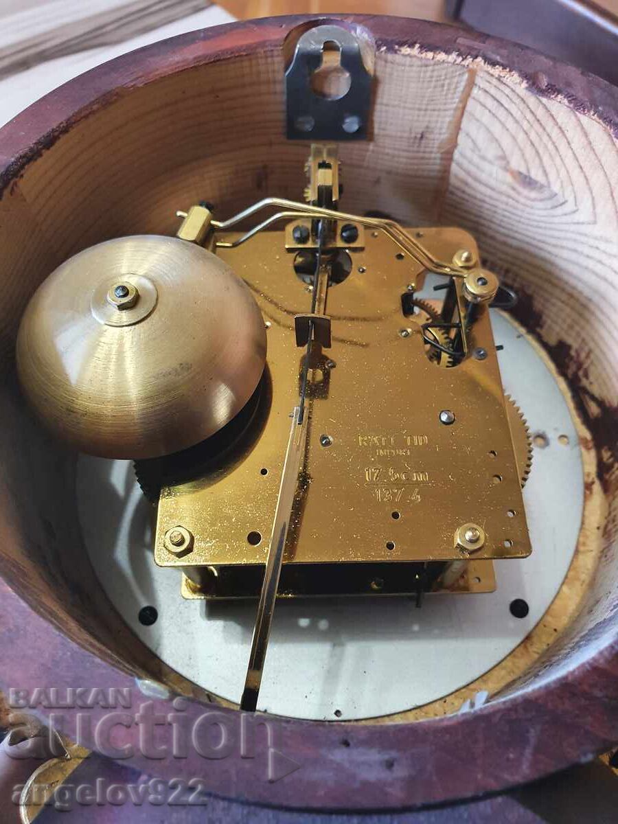 Доставка на Красив стенен часовник РАБОТЕЩ