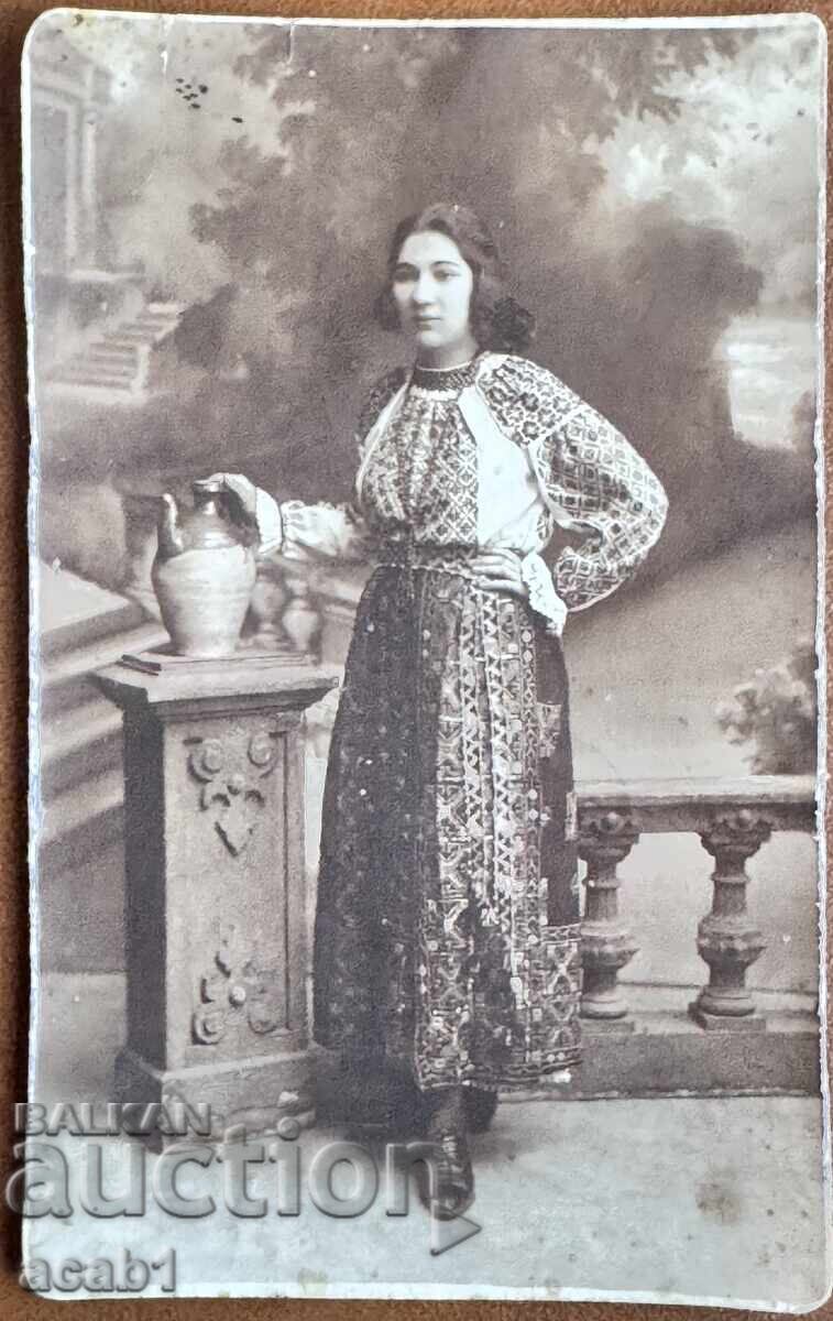 Fată în Costum Popular Fotografie de Studio