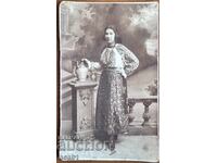 Момиче в Носия Студийна фотография