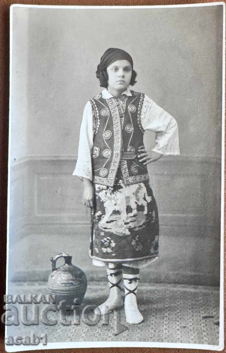 Момиче в Носия Букурещ Румъния Момиче в Носия Букурещ Румъния