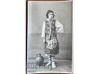 Момиче в Носия Букурещ Румъния